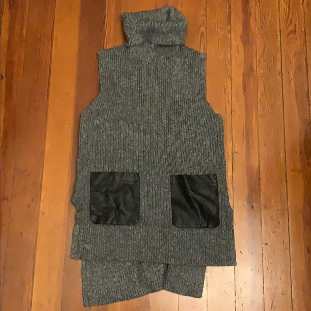 Banana Republic sleeveless sweater with pockets